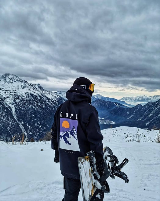 Kunde @josephleonvck in Dope Yeti 2022 Snowboardjacke Herren Peak Black